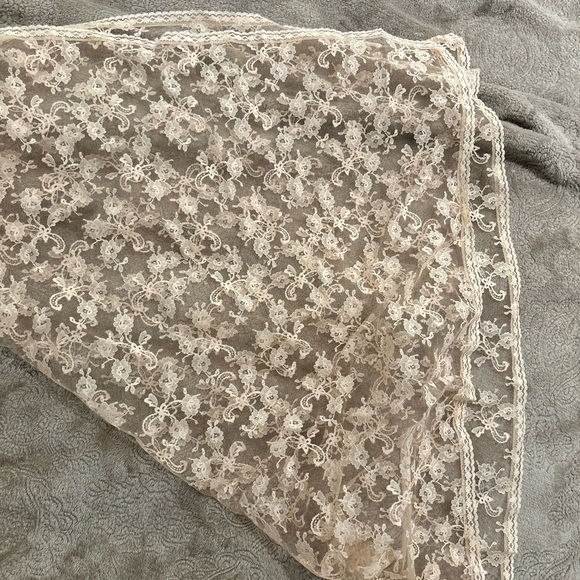 Vintage Elegant Lace Fabric with Floral Pattern - Picture 3 of 3